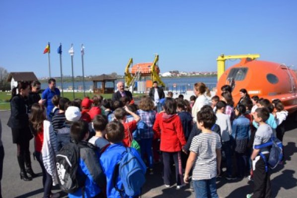 Peste 300 de elevi din Constanţa, în vizită la Ceronav